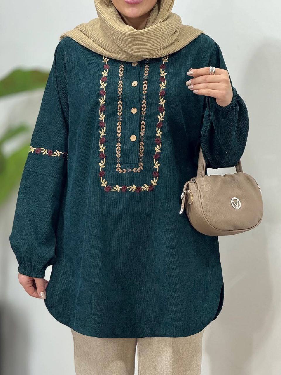 مانتو زنانه گلدوزی شده فروغ کد ۸۸۵